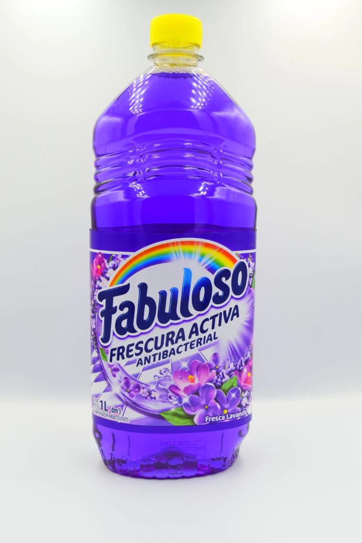 Limpiador multiusos Fabuloso aroma lavan Gracias a su exclusiva fórmula antibacterial elimina el 99.9 por ciento de las bacterias que causan malos olores, teniendo como resultado una limpieza profunda con un duradero y agradable aroma a lavanda. botella con 1 Lt.                                  da 1 Lt.                                 - FABULOSO