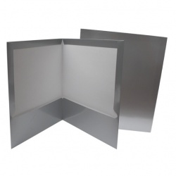 Folder showfolio laminado Oxford cart    Elegantes cubiertas laminadas con aspecto metálico, amplias solapas interiores, porta tarjetas y porta cd en bolsas inferiores de la parte interna, lados y parte superior reforzados, cada solapa guarda 50 hojas, caja con 25 piezas.                         a color gris caja con 25 pzas            - 51705