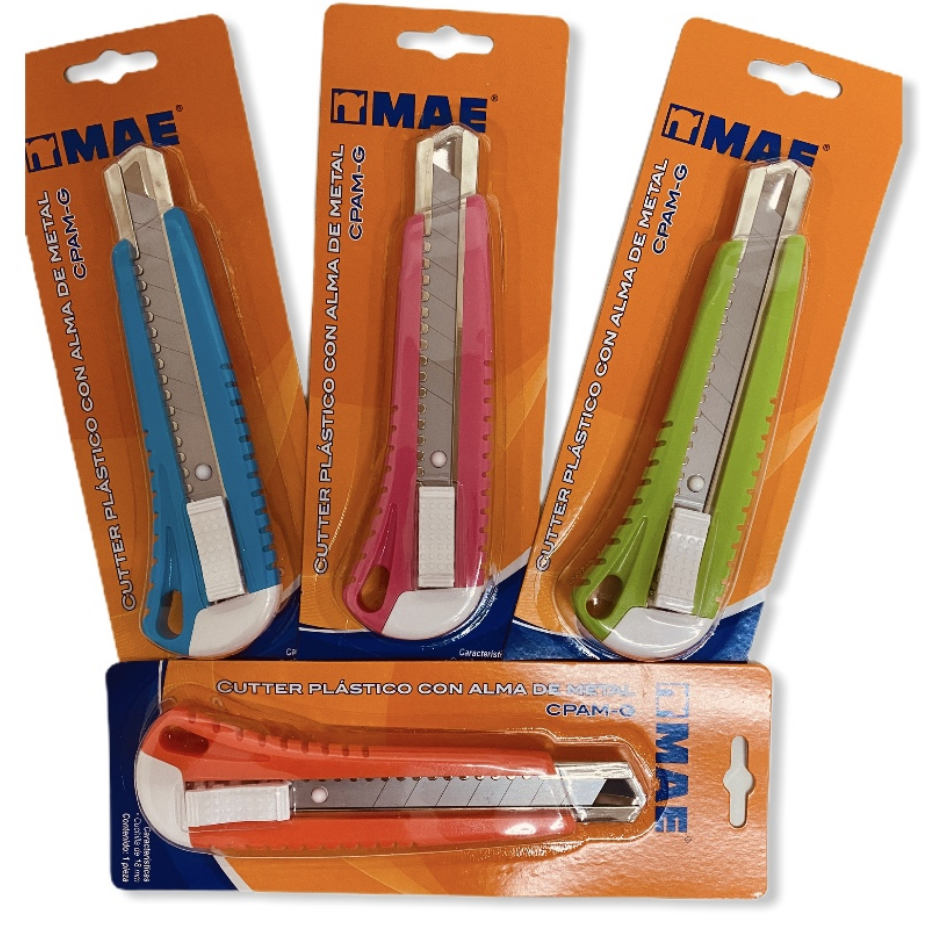 Cutter grande mae de 18mm 1 pieza        Cutter grande de plástico y alma metálica de 18mm, blíster con 1 pieza, colores surtidos: rosa, azul. verde y naranja                                                                                                                                           .                                        - CPAM-G